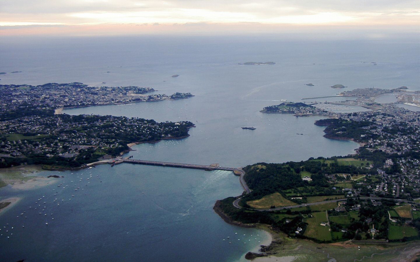 The Rance tidal barrage in France. By Tswgb - Own work, Public Domain, https://commons.wikimedia.org/w/index.php?curid=3182853
