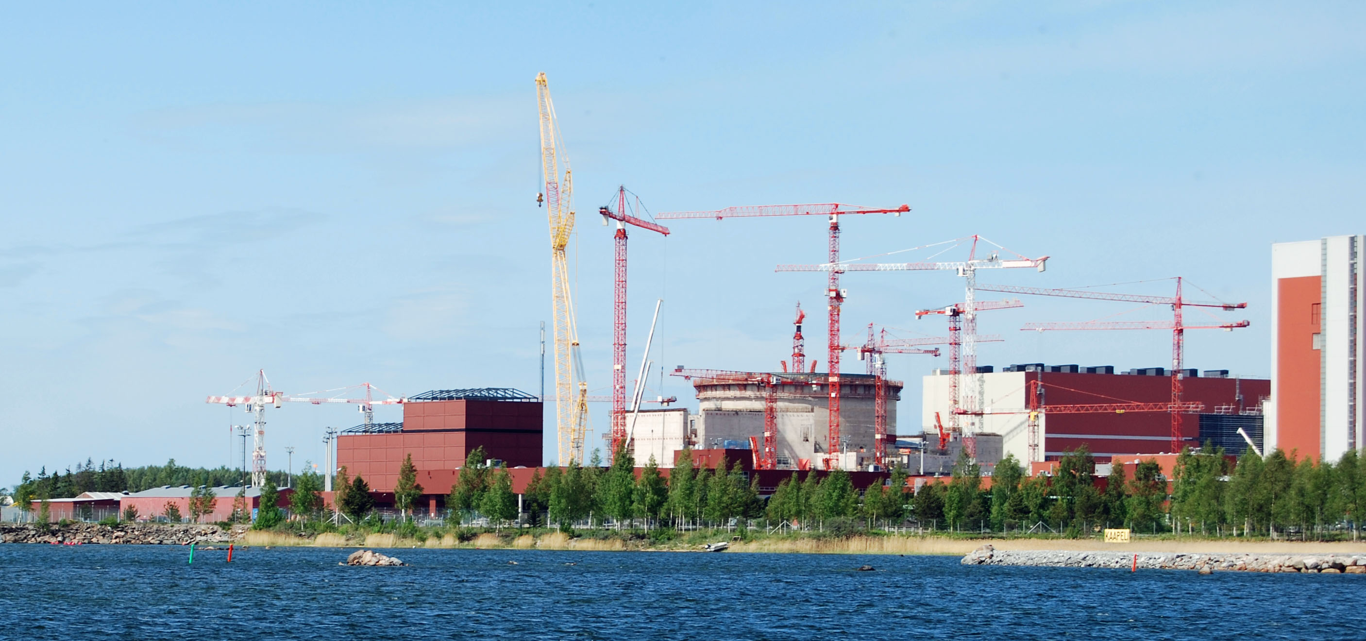 Olkiluoto-3 under construction in 2009, the first EPR to be built. It is scheduled to start electricity production in 2018, a delay of nine years. credit By kallerna - Own work, Public Domain, https://commons.wikimedia.org/w/index.php?curid=6954379